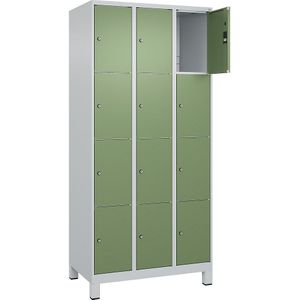 C+P Viervoudige locker Classic PLUS, 3 compartimenten, lichtgrijs / resedagroen, b = 900 mm, 12 vakken, met voeten