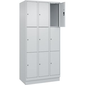 Drievoudige locker Evolo PLUS, 3 compartimenten, lichtgrijs, b = 900 mm, 9 vakken, met bodemsokkel, cilinderslot