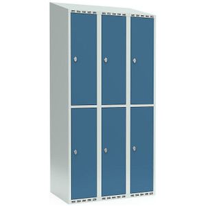 Lockerkast met twee verdiepingen Fydor, 3 compartimenten, lichtgrijs / briljantblauw, b = 900 mm, 3 compartimenten, schuine bovenkant, hangslot