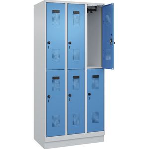 C+P Lockerkast met twee verdiepingen Evolo PLUS, 3 compartimenten, lichtgrijs / lichtblauw, b = 900 mm, met bodemsokkel, draaigrendel
