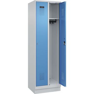C+P Lockerkast Evolo PLUS, 2 compartimenten, lichtgrijs / lichtblauw, b = 600 mm, met bodemsokkel, cilinderslot