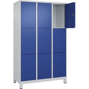 Drievoudige locker Evolo PLUS, 3 compartimenten, lichtgrijs / gentiaanblauw, b = 1200 mm, 9 vakken, met brede voeten, cilinderslot