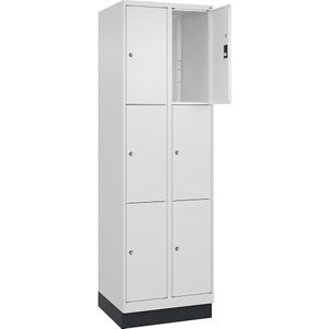 C+P Drievoudige locker Classic PLUS, 2 compartimenten, verkeerswit, b = 600 mm, 6 vakken, met bodemsokkel