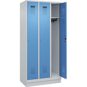 C+P Lockerkast Evolo PLUS, 3 compartimenten, lichtgrijs / lichtblauw, b = 900 mm, met bodemsokkel, cilinderslot