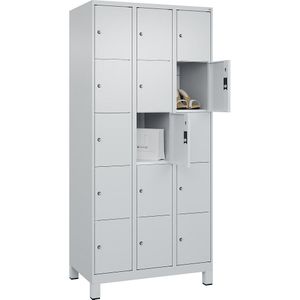 C+P Lockerkast Classic PLUS, 3 compartimenten, lichtgrijs, b = 900 mm, 15 vakken, met voeten