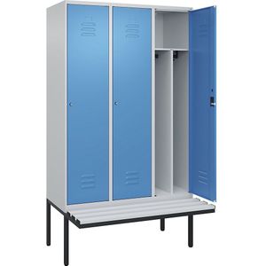 C+P Multifunctionele lockerkast Classic PLUS met zitbank, smal, 3 compartimenten, scheidingswand ingekort, lichtgrijs / lichtblauw, b = 1200 mm, cilinderslot, vrijdragend, kunststof