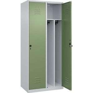C+P Multifunctionele lockerkast Classic PLUS, smal, 2 compartimenten, scheidingswand ingekort, lichtgrijs / resedagroen, b = 800 mm, met voetdoppen, draaigrendel, scheidingswand in het midden