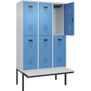 Lockerkast Evolo PLUS met twee verdiepingen en zitbank, 3 compartimenten, lichtgrijs / lichtblauw, b = 1200 mm, cilinderslot, met uitstekende zitbank, kunststof