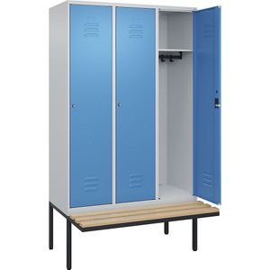 C+P Kledingkast Classic PLUS met zitbank, 3 compartimenten, lichtgrijs / lichtblauw, b = 1200 mm, cilinderslot, vrijdragend, beuken-hardhout