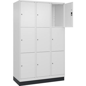 C+P Drievoudige locker Classic PLUS, 3 compartimenten, verkeerswit, b = 1200 mm, 9 vakken, met bodemsokkel