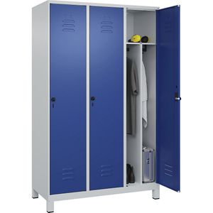 C+P Multifunctionele lockerkast Classic PLUS, smal, 3 compartimenten, scheidingswand ingekort, lichtgrijs / gentiaanblauw, b = 1200 mm, met voeten, draaigrendel, scheidingswand in het midden