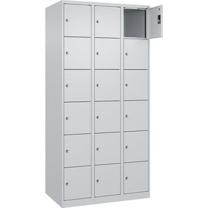 Zesvoudige locker Evolo PLUS, 3 compartimenten, lichtgrijs, b = 900 mm, 18 vakken, met voetdoppen, cilinderslot