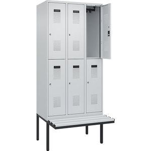 Lockerkast Evolo PLUS met twee verdiepingen en zitbank, 3 compartimenten, lichtgrijs / lichtgrijs, b = 900 mm, cilinderslot, met uitstekende zitbank, kunststof