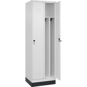 C+P Multifunctionele lockerkast Classic PLUS, smal, 2 compartimenten, scheidingswand ingekort, verkeerswit, b = 600 mm, met bodemsokkel, draaigrendel, scheidingswand in het midden