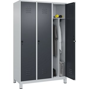 C+P Multifunctionele lockerkast Classic PLUS, smal, 3 compartimenten, scheidingswand ingekort, lichtgrijs / grijs, b = 1200 mm, met voeten, draaigrendel, scheidingswand in het midden