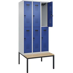 Lockerkast Evolo PLUS met twee verdiepingen en zitbank, 3 compartimenten, lichtgrijs / gentiaanblauw, b = 900 mm, veiligheidsdraaigrendel, met ondergebouwde zitbank, beukenhout