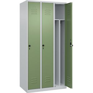 C+P Multifunctionele lockerkast Classic PLUS, smal, 3 compartimenten, scheidingswand ingekort, lichtgrijs / resedagroen, b = 900 mm, met voetdoppen, draaigrendel, scheidingswand in het midden