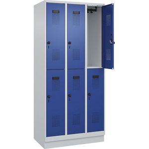 C+P Lockerkast met twee verdiepingen Evolo PLUS, 3 compartimenten, lichtgrijs / gentiaanblauw, b = 900 mm, met bodemsokkel, draaigrendel