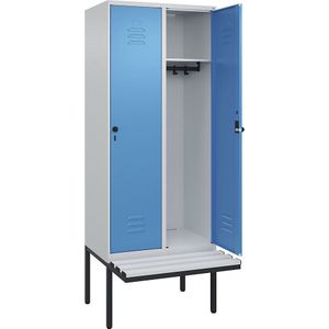C+P Kledingkast Classic PLUS met zitbank, 2 compartimenten, lichtgrijs / lichtblauw, b = 800 mm, veiligheidsdraaigrendel, vrijdragend, kunststof
