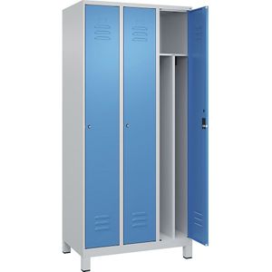 C+P Schoon/vuil lockerkast Classic PLUS, 3 compartimenten, scheidingswand ingekort, lichtgrijs / lichtblauw, b = 900 mm, met voeten, cilinderslot, scheidingswand in het midden