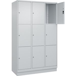 C+P Drievoudige locker Classic PLUS, 3 compartimenten, lichtgrijs, b = 1200 mm, 9 vakken, met bodemsokkel