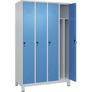 C+P Multifunctionele lockerkast Classic PLUS, smal, 4 compartimenten, scheidingswand ingekort, lichtgrijs / lichtblauw, b = 1200 mm, met voeten, draaigrendel, scheidingswand in het midden