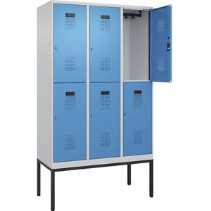 C+P Lockerkast met twee verdiepingen Evolo PLUS, 3 compartimenten, lichtgrijs / lichtblauw, b = 1200 mm, met smalle voeten, cilinderslot