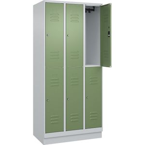 C+P Kledingkast Classic PLUS met twee verdiepingen, 3 compartimenten, lichtgrijs / resedagroen, h x b = 1950 x 900 mm, met bodemsokkel, cilinderslot