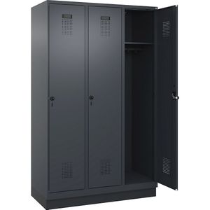 C+P Lockerkast Evolo PLUS, 3 compartimenten, grijs, b = 1200 mm, met bodemsokkel, draaigrendel