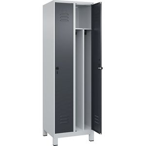 C+P Schoon/vuil lockerkast Classic PLUS, 2 compartimenten, scheidingswand ingekort, lichtgrijs / grijs, b = 600 mm, met voeten, draaigrendel, scheidingswand in het midden