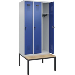 Lockerkast Evolo PLUS met zitbank, 3 compartimenten, lichtgrijs / gentiaanblauw, b = 900 mm, veiligheidsdraaigrendel, met ondergebouwde zitbank, beukenhout