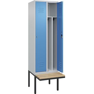 C+P Multifunctionele lockerkast Classic PLUS met zitbank, smal, 2 compartimenten, scheidingswand ingekort, lichtgrijs / lichtblauw, b = 600 mm, cilinderslot, vrijdragend, beuken-hardhout