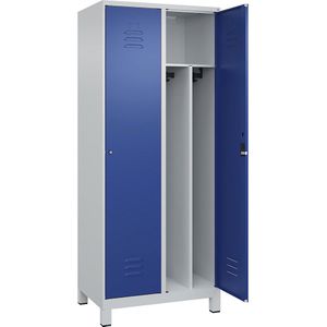 C+P Multifunctionele lockerkast Classic PLUS, smal, 2 compartimenten, scheidingswand ingekort, lichtgrijs / gentiaanblauw, b = 800 mm, met voeten, cilinderslot, scheidingswand in het midden