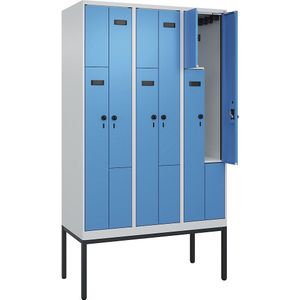 Z-lockerkast Evolo PLUS, 3 compartimenten, lichtgrijs / lichtblauw, b = 1200 mm, 6 vakken, met smalle voeten, veiligheidsdraaigrendel