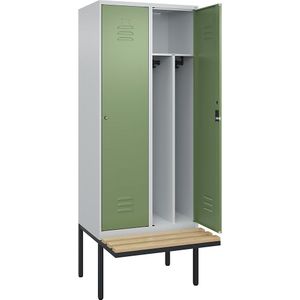 C+P Multifunctionele lockerkast Classic PLUS met zitbank, smal, 2 compartimenten, scheidingswand ingekort, lichtgrijs / resedagroen, b = 800 mm, cilinderslot, vrijdragend, beuken-hardhout