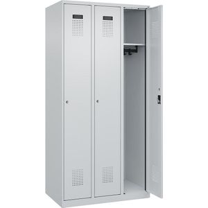 C+P Lockerkast Evolo PLUS, 3 compartimenten, lichtgrijs, b = 900 mm, met voetdoppen, cilinderslot