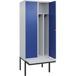 C+P Multifunctionele lockerkast Classic PLUS met zitbank, smal, 2 compartimenten, scheidingswand ingekort, lichtgrijs / gentiaanblauw, b = 800 mm, cilinderslot, vrijdragend, kunststof
