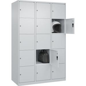 C+P Vijfvoudige locker Classic PLUS, 3 compartimenten, lichtgrijs, b = 1200 mm, 15 vakken, met voetdoppen