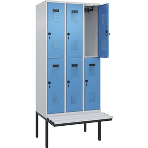 Lockerkast Evolo PLUS met twee verdiepingen en zitbank, 3 compartimenten, lichtgrijs / lichtblauw, b = 900 mm, veiligheidsdraaigrendel, met uitstekende zitbank, kunststof