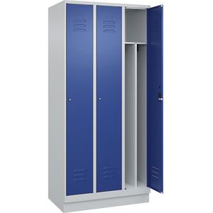C+P Multifunctionele lockerkast Classic PLUS, smal, 3 compartimenten, scheidingswand ingekort, lichtgrijs / gentiaanblauw, b = 900 mm, met bodemsokkel, cilinderslot, scheidingswand in het midden