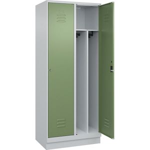 C+P Multifunctionele lockerkast Classic PLUS, smal, 2 compartimenten, scheidingswand ingekort, lichtgrijs / resedagroen, b = 800 mm, met bodemsokkel, cilinderslot, scheidingswand in het midden
