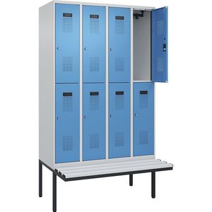 Lockerkast Evolo PLUS met twee verdiepingen en zitbank, 4 compartimenten, lichtgrijs / lichtblauw, b = 1200 mm, cilinderslot, met uitstekende zitbank, kunststof