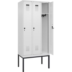 C+P Lockerkast Evolo PLUS, 3 compartimenten, verkeerswit, b = 900 mm, met smalle voeten, draaigrendel