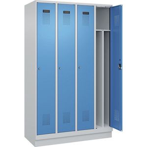 Multifunctionele lockerkast Evolo PLUS, smal, 4 compartimenten, scheidingswand ingekort, lichtgrijs / lichtblauw, b = 1200 mm, met bodemsokkel, cilinderslot