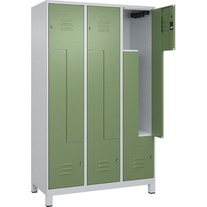 C+P Z-kledingkast Classic PLUS, 3 compartimenten, lichtgrijs / resedagroen, b = 1200 mm, met voeten, cilinderslot