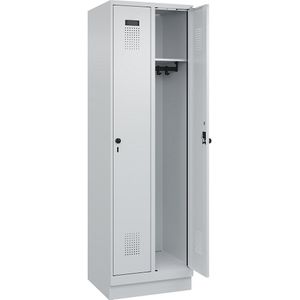 C+P Lockerkast Evolo PLUS, 2 compartimenten, lichtgrijs, b = 600 mm, met bodemsokkel, draaigrendel