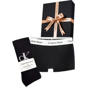 Heren cadeaubox: zwarte Calvin Klein boxershort + 2-pack zwart met witte Calvin Klein logo sokken