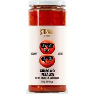 Kleine gepelde tomaten in saus