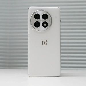 OnePlus 13 - Mobiele Telefoon - 6,82 inch - 5G - 6000 mAh - 50 MP