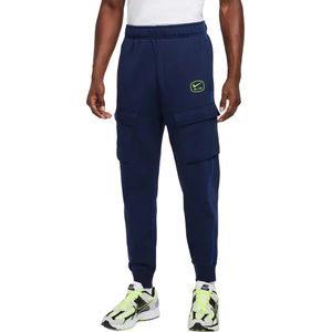 Nike m nsw sw air cargo pant flc bb in de kleur marine.